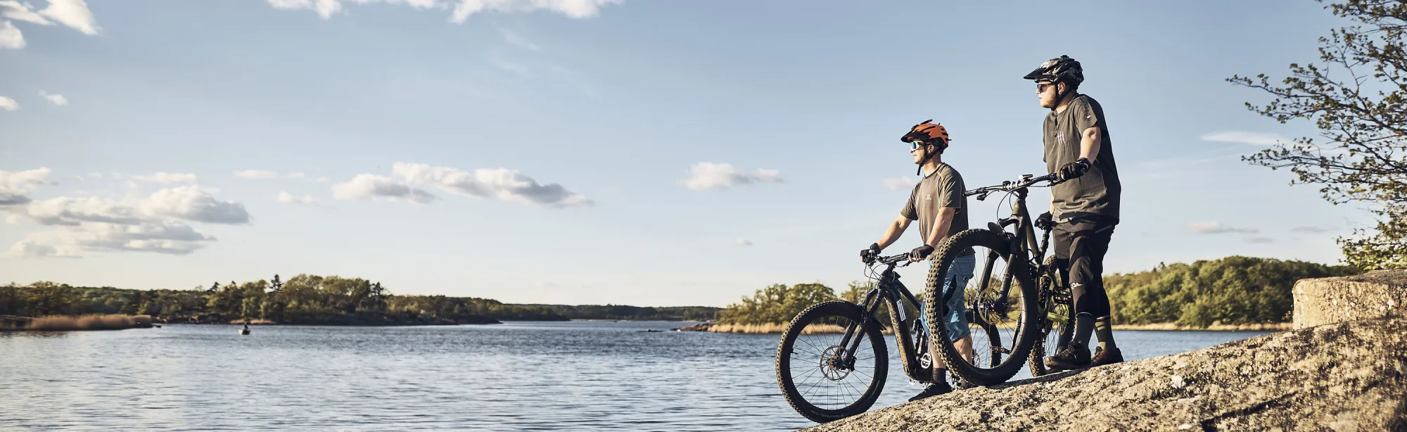 Två cyklister blickar ut över skärgården