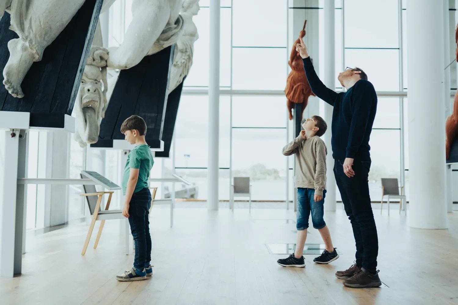 Marinmuseums galjonshall med tre besökare