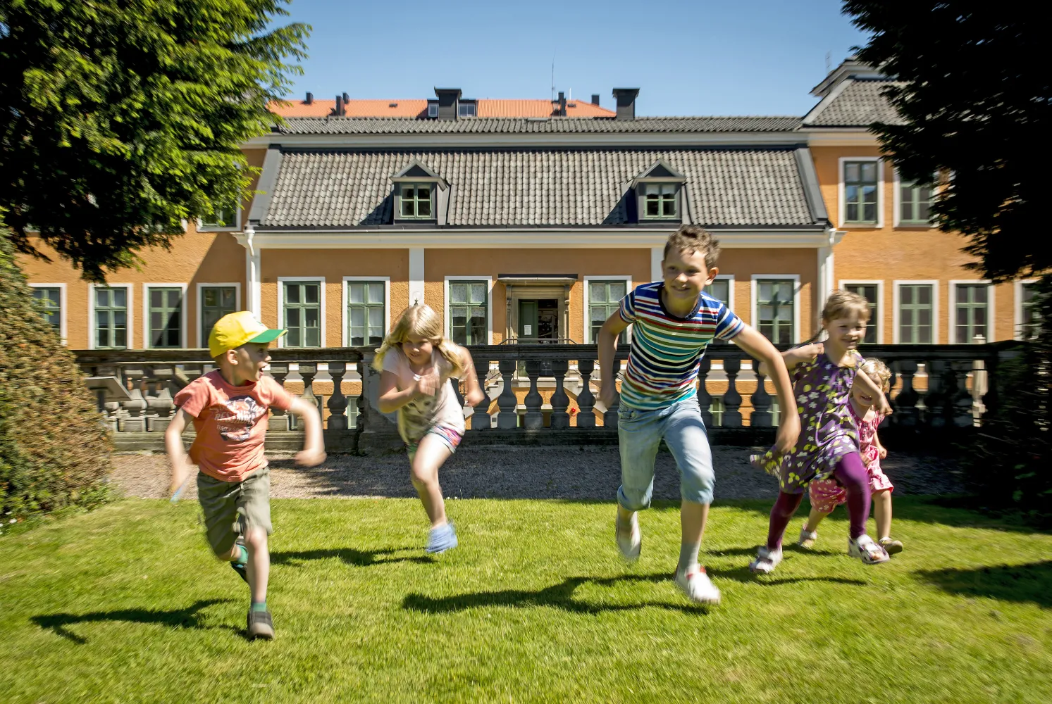 Barn som springer framför grevargården