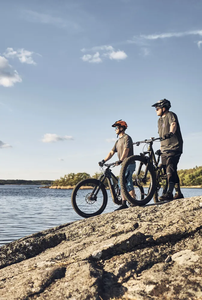 Två cyklister blickar ut över skärgården