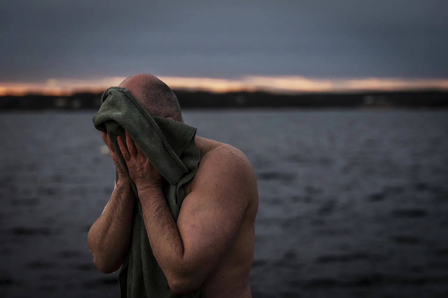 Vinterbad - man torkar sig med handduk