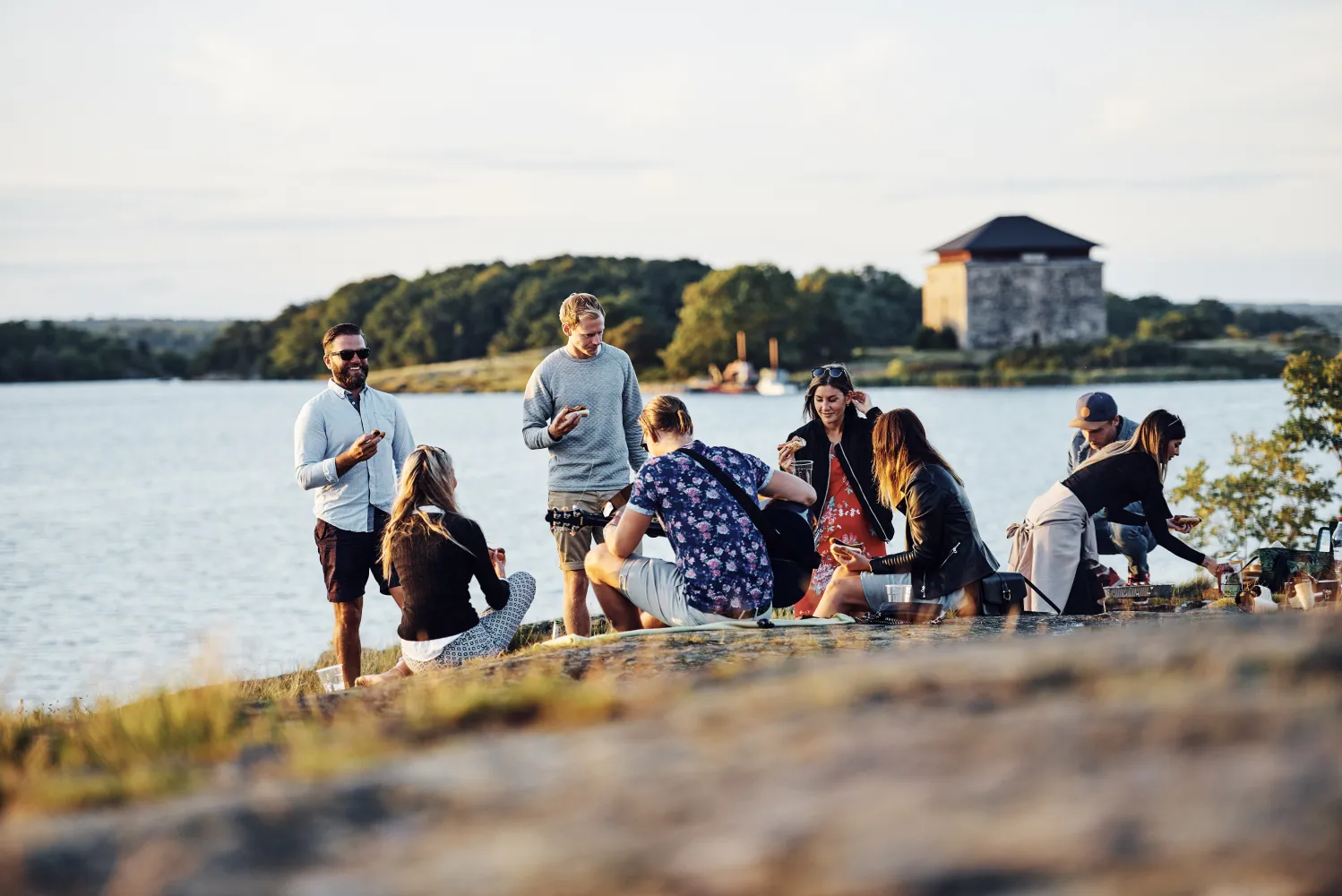 Ungdomar som har fest på stakholmen