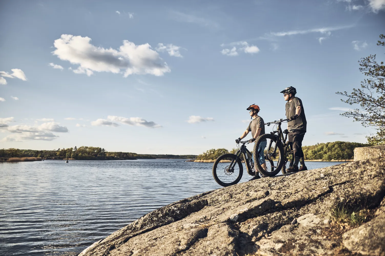 Två cyklister blickar ut över skärgården