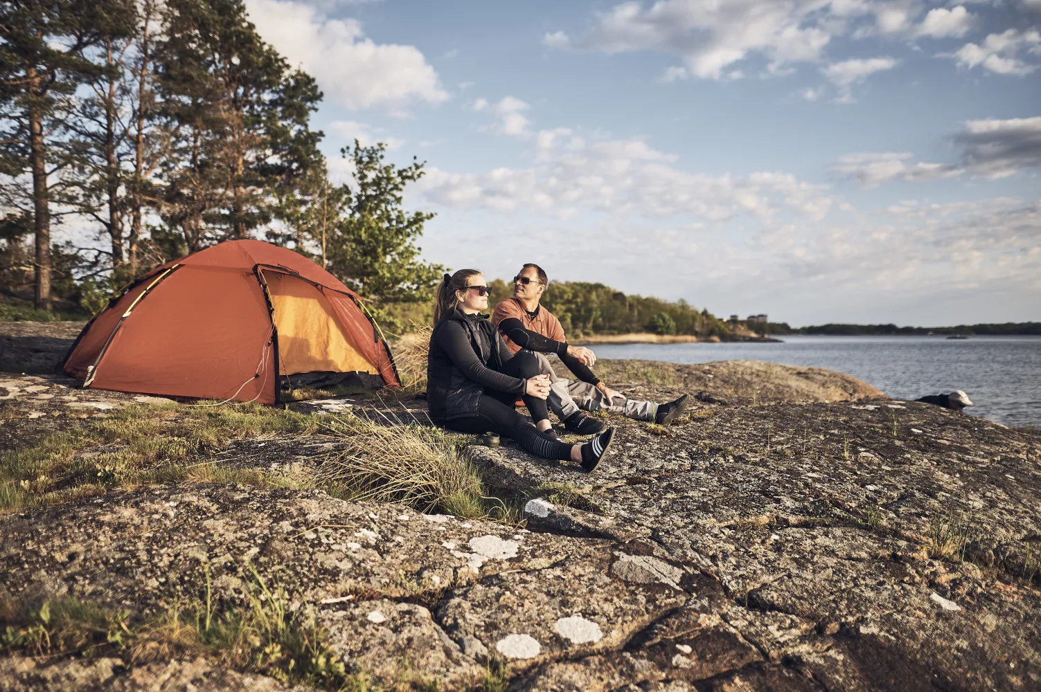 Personer framför tält i skärgården