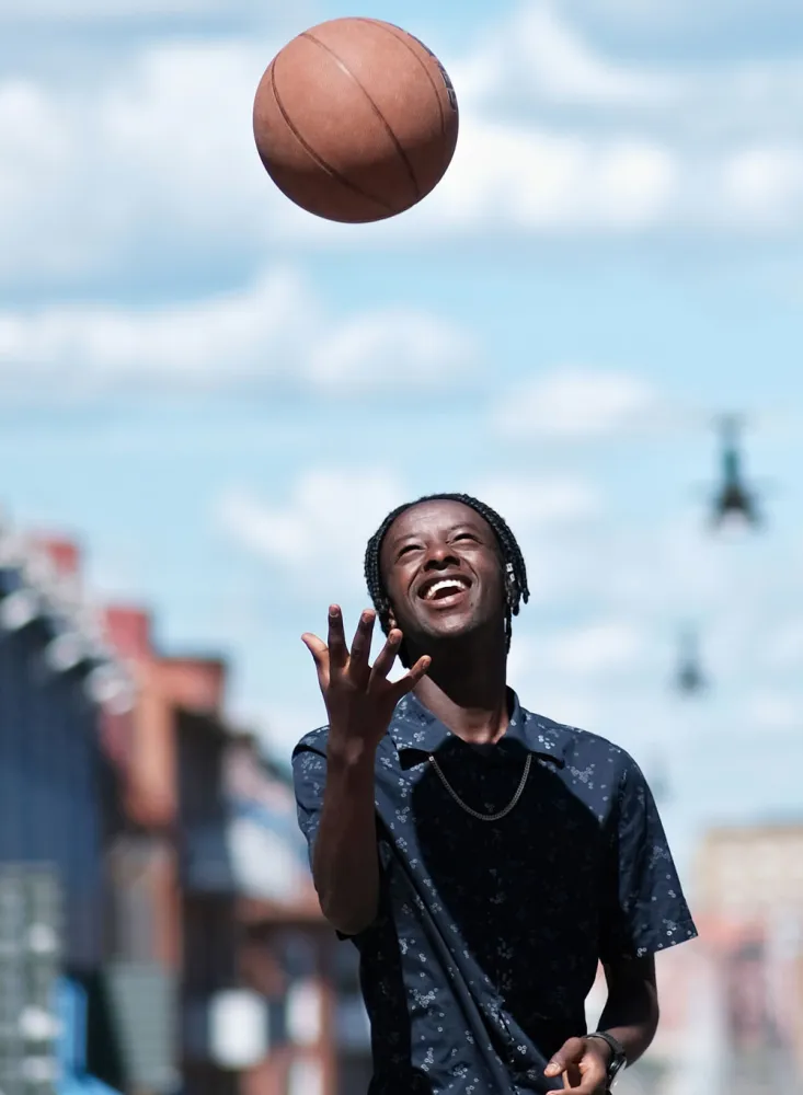 pojke kastande basketboll