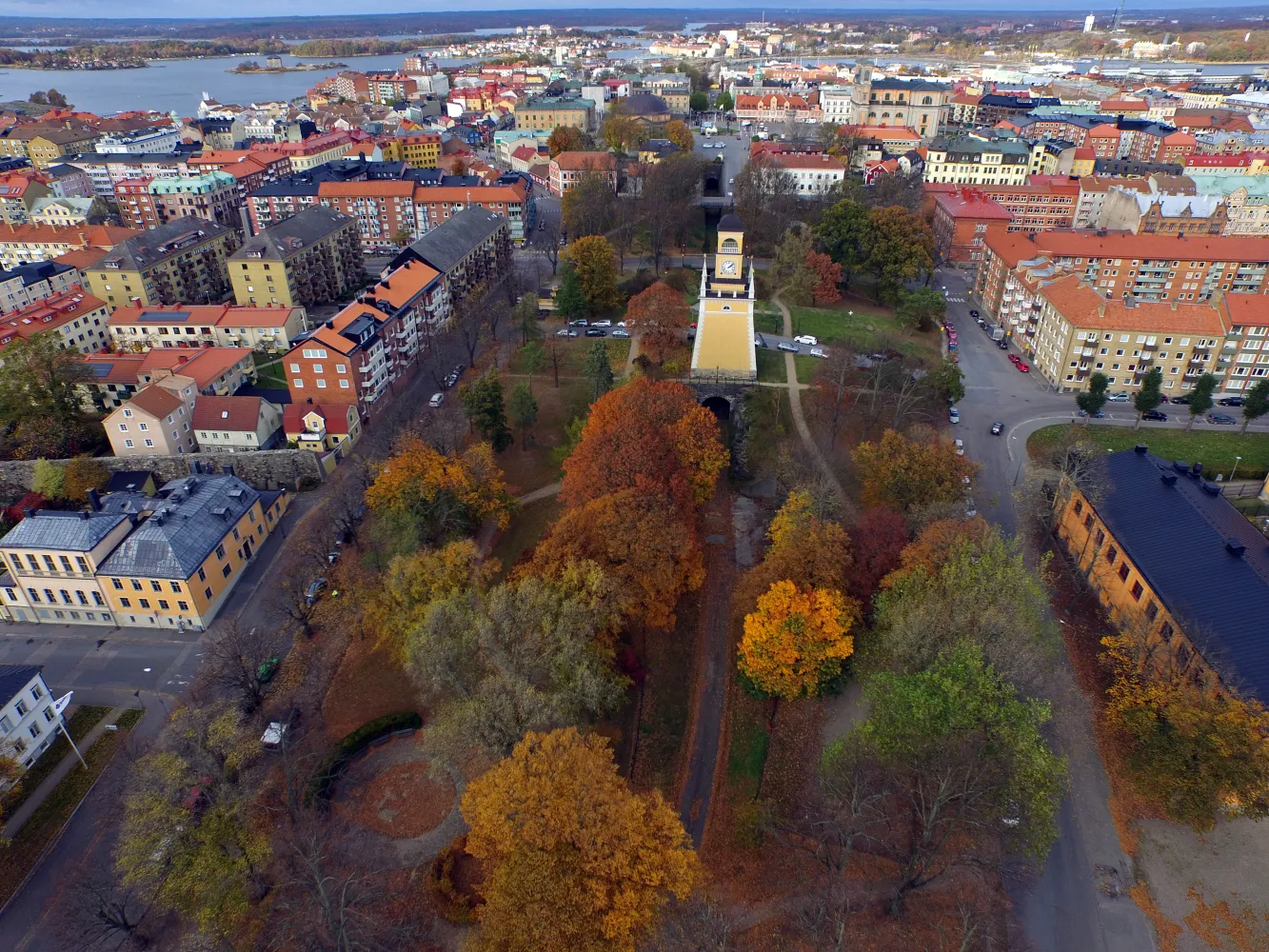 Flygbild över en höstig Amiralietspark