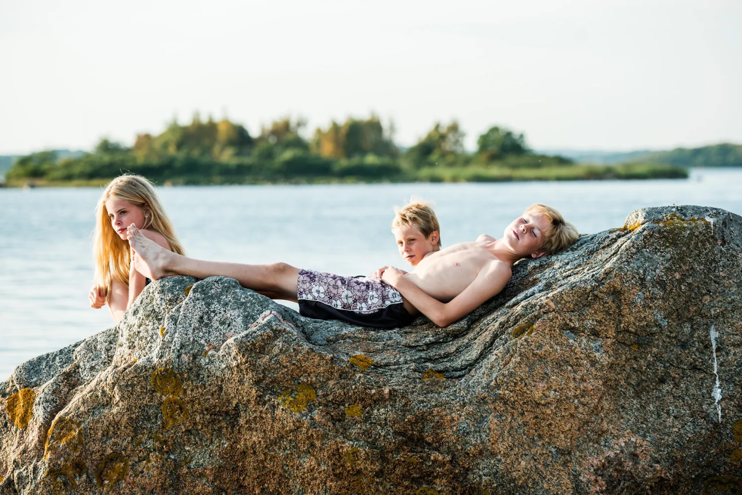 Tre barn på klippor