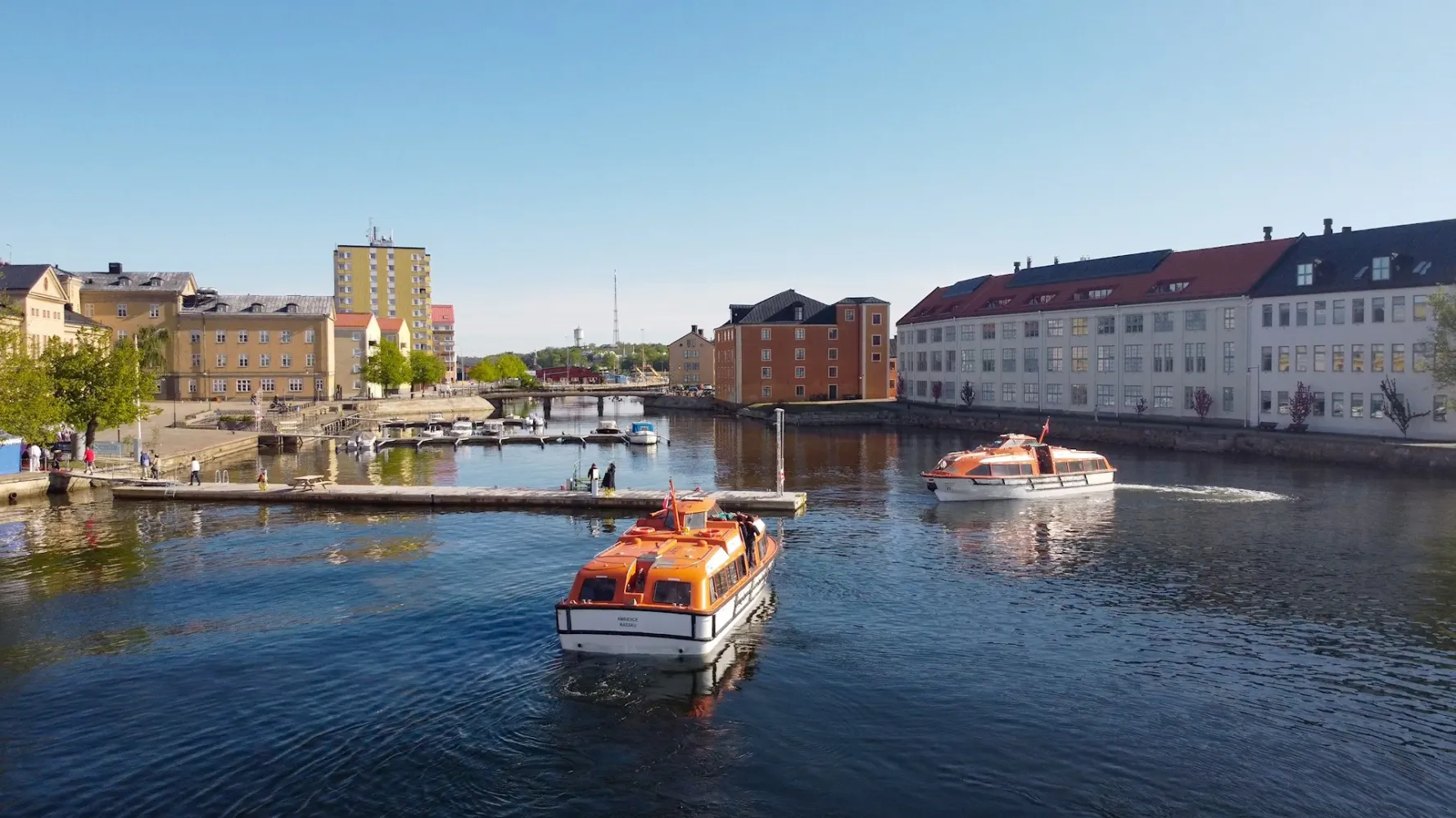 Tender-båtar på väg till tender port i Karlskrona