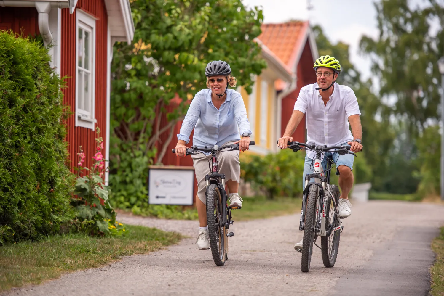 Två cyklister på landsväg