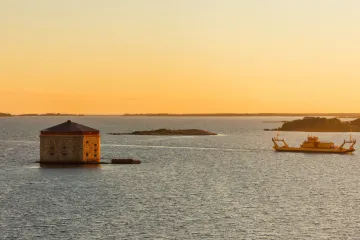 Fyrtornet Godnatt och Aspöfärjan i solnedgång