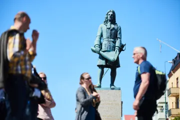 Guidad tur framför Wachtmeister staty