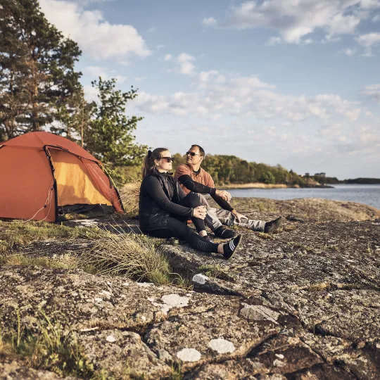 Personer framför tält i skärgården